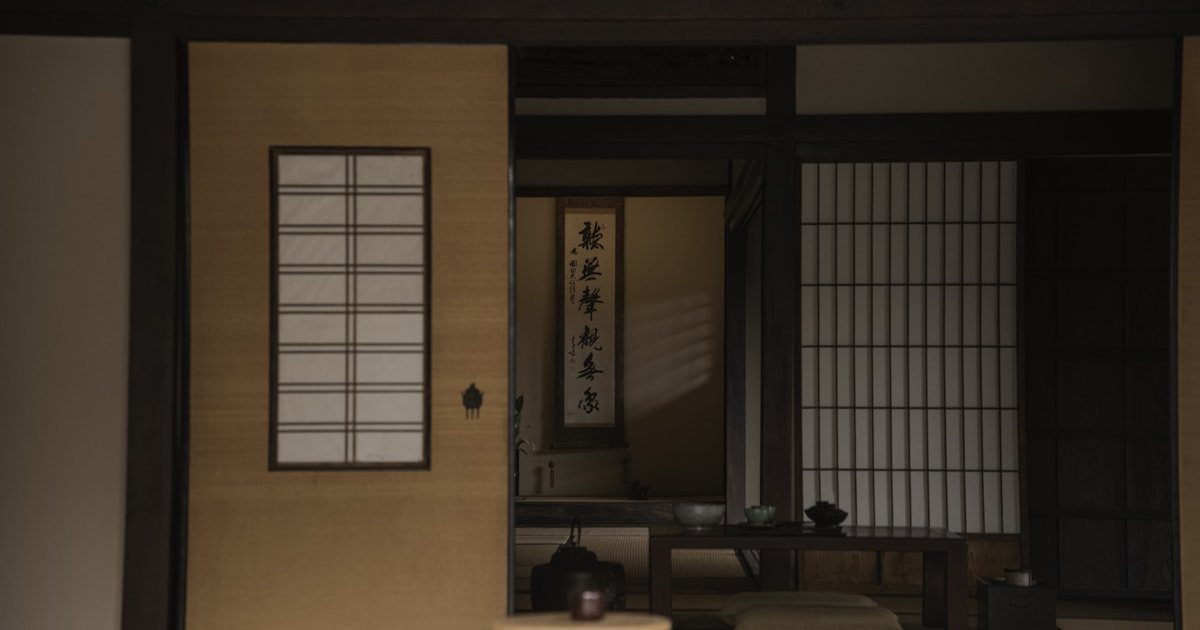 暦とカレンダーの上の手帳
