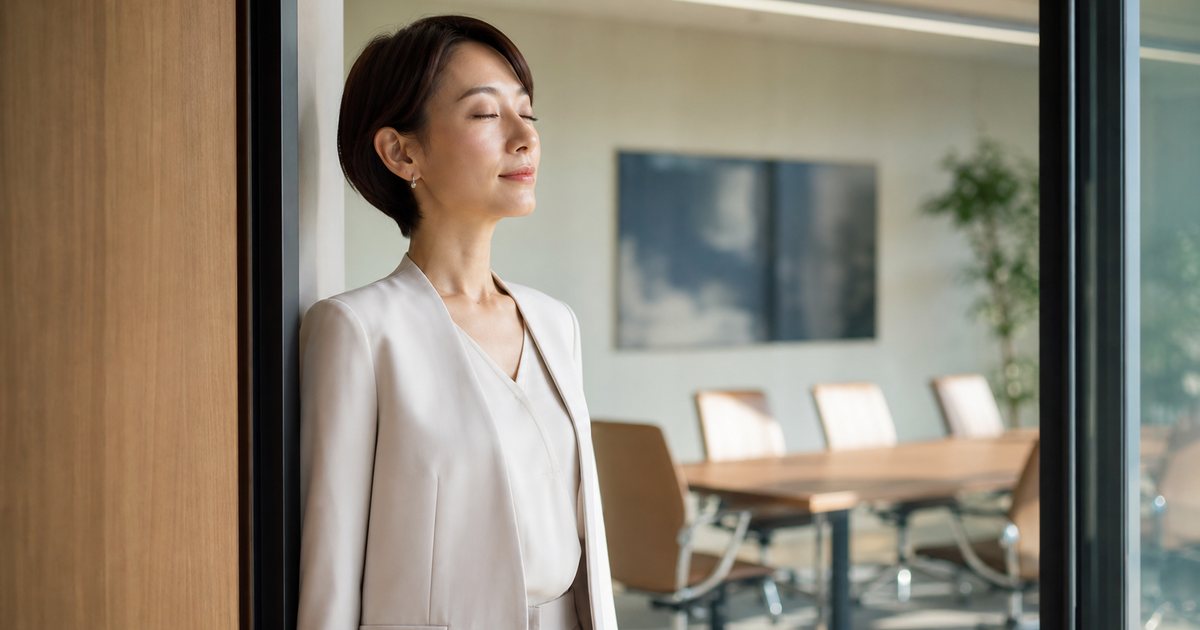 面接前に呼吸を整える女性